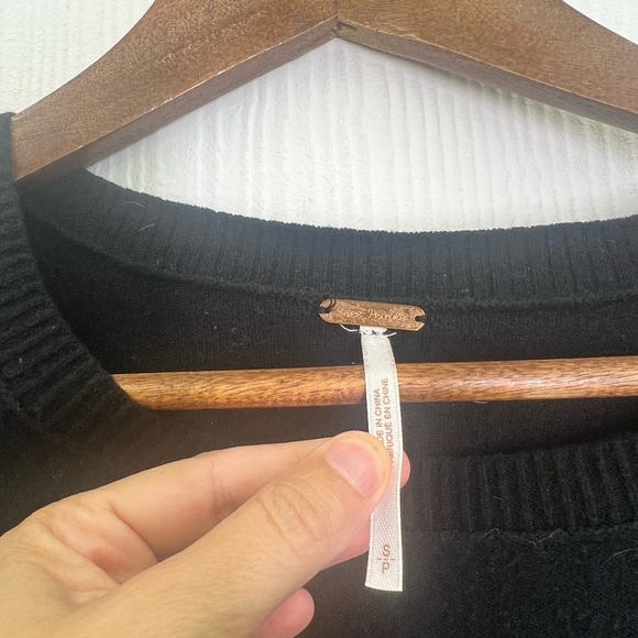 Free People - Inside Out Comfortable Black Long Sleeve Pull Over Sweater Small - Picture 8 of 11